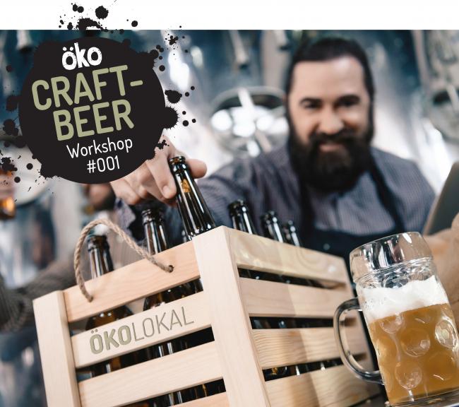 Craft Beer Workshop. Mach mit. Bärtiger Mann mit Bierkiste bietet lächelnd selbstgebrautes Bier .